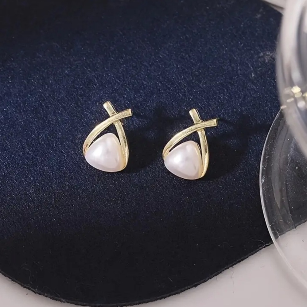 Triangle Geometric Pearl and Gold Earrings - Picture 6 of 7